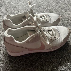Nike Women’s Venture Runner Trainers Shoes